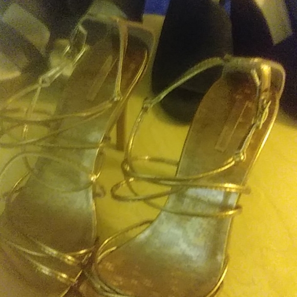 Shoes 6 1/2 to7 1/2 - Picture 3 of 5